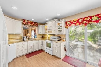 6809 SE Yorktown Dr in Hobe Sound, FL - Foto de edificio - Building Photo