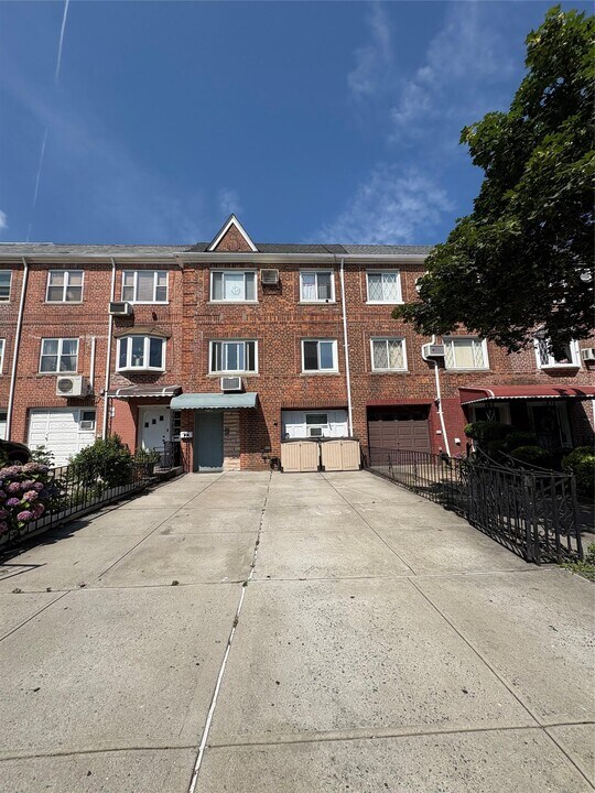 21-20 80th St in Queens, NY - Building Photo