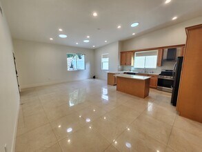 10528 Tuxford St, Unit 10530 in Sun Valley, CA - Foto de edificio - Building Photo