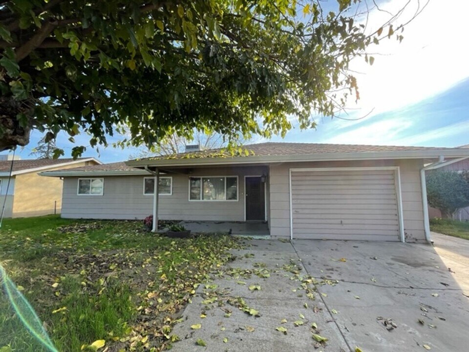 7235 Crawford St in Winton, CA - Building Photo