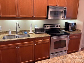 4620 Piedmont Row Dr in Charlotte, NC - Foto de edificio - Building Photo