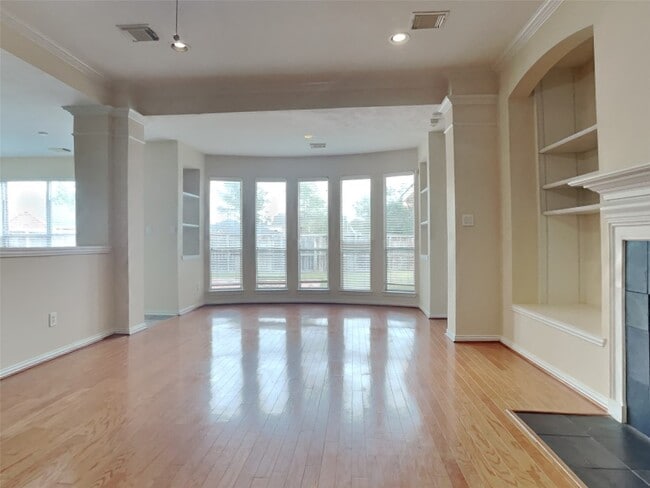 property at 3009 Fallbrook Ct