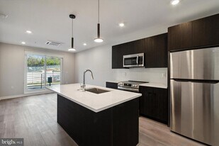 3449 Scotts Ln, Unit A305 in Philadelphia, PA - Building Photo