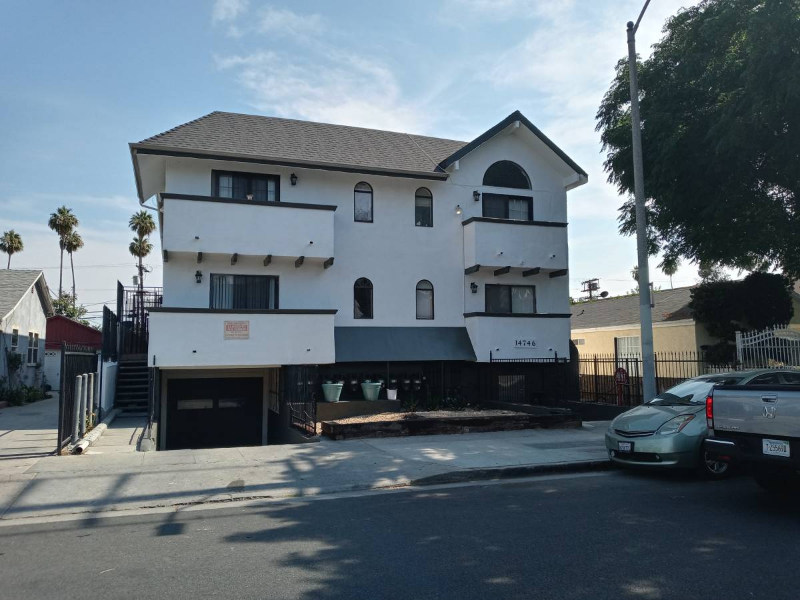 14746 Delano St in Los Angeles, CA - Building Photo