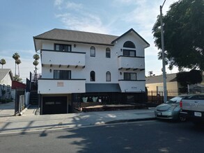 14746 Delano St in Los Angeles, CA - Foto de edificio - Building Photo