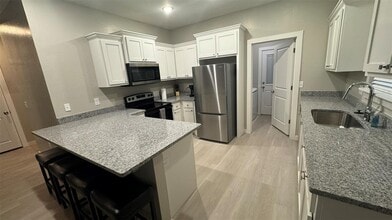110 Sterling Dr in Chickasha, OK - Foto de edificio - Building Photo
