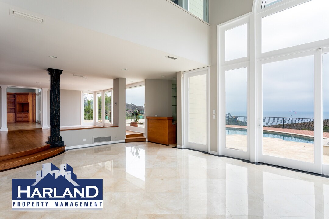 2610 Inyaha Ln in San Diego, CA - Building Photo