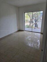 8007 W 6th Ave in Hialeah, FL - Foto de edificio - Building Photo