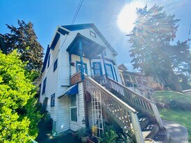 2058 14th Ave W in Seattle, WA - Building Photo