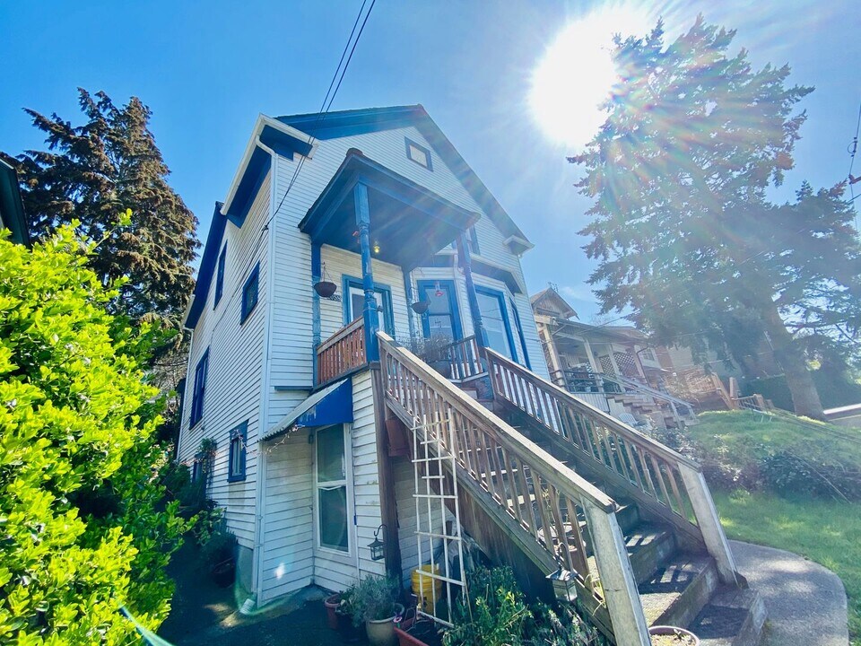 2058 14th Ave W in Seattle, WA - Foto de edificio