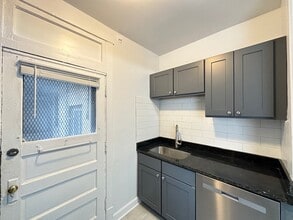 1321.5 W Estes Ave, Unit 43 in Chicago, IL - Foto de edificio - Building Photo