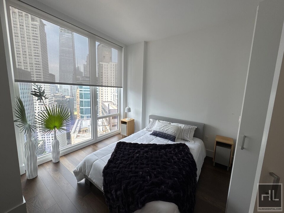 222 E 44th St, Unit 36M in New York, NY - Building Photo