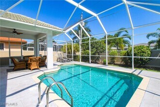 695 92nd Ave N in Naples, FL - Foto de edificio - Building Photo