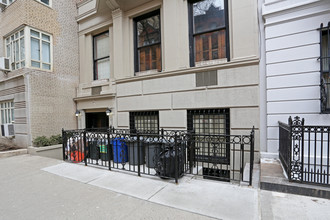 16 W 74th St in New York, NY - Building Photo - Building Photo