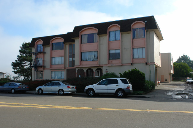 577 Clarinada Ave in Daly City, CA - Building Photo - Building Photo