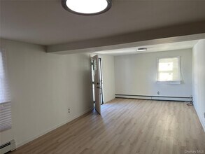 124 Verona Pkwy in Lindenhurst, NY - Building Photo - Building Photo