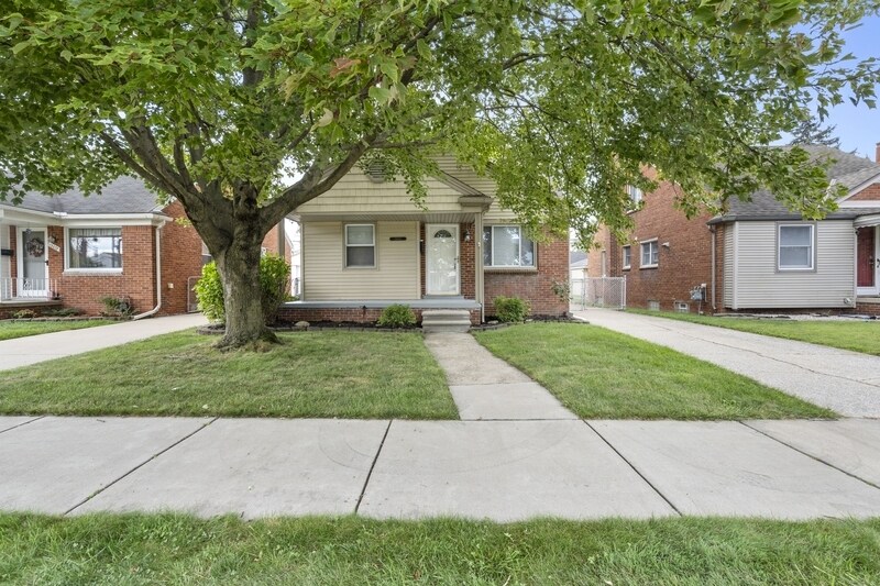 15645 Warwick Ave in Allen Park, MI - Building Photo