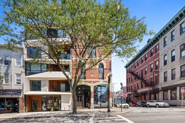 366 W Broadway, Unit 4 in Boston, MA - Building Photo - Building Photo