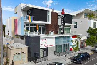 The Flame Apartments in San Diego, CA - Foto de edificio - Building Photo