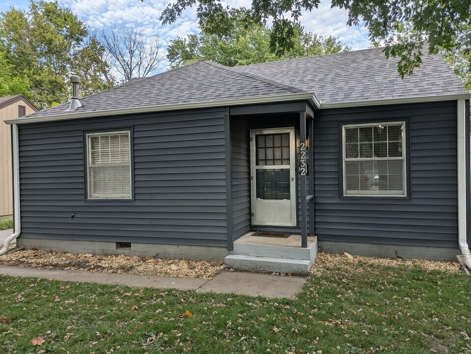 2232 SW Plass Ave in Topeka, KS - Building Photo