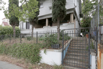 216 S Lake St in Los Angeles, CA - Building Photo - Building Photo