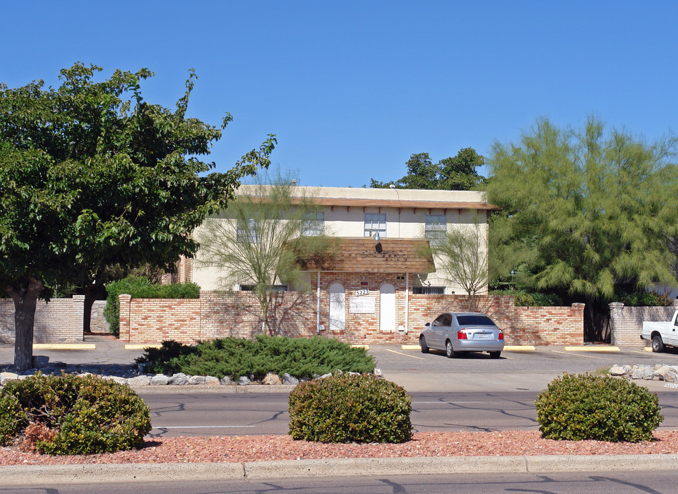 5223 Fairbanks Dr in El Paso, TX - Building Photo