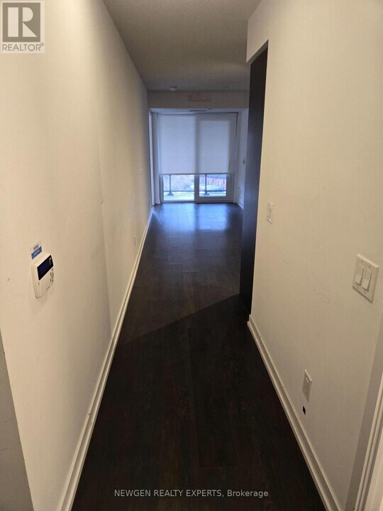 219 Dundas St E in Toronto, ON - Building Photo