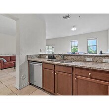 10620 NW 88th St in Doral, FL - Foto de edificio - Building Photo