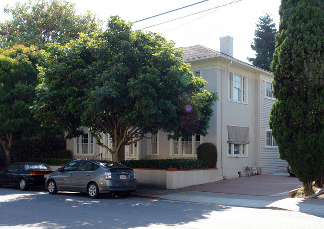 216 Tilton Ave in San Mateo, CA - Building Photo - Building Photo