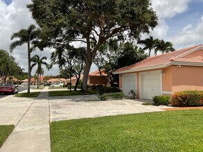 5574 Royal Lake Cir in Boynton Beach, FL - Building Photo - Building Photo