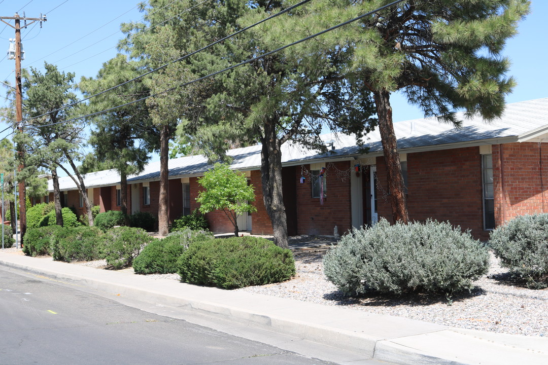 Uptown Gardens in Albuquerque, NM - Building Photo