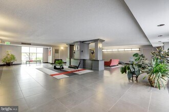 200 N Pickett St in Alexandria, VA - Foto de edificio - Building Photo