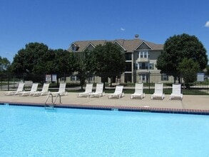 Saddlewood Apartments in Olathe, KS - Foto de edificio - Building Photo