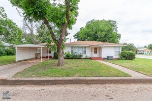 1402 Herring St in Merkel, TX - Building Photo