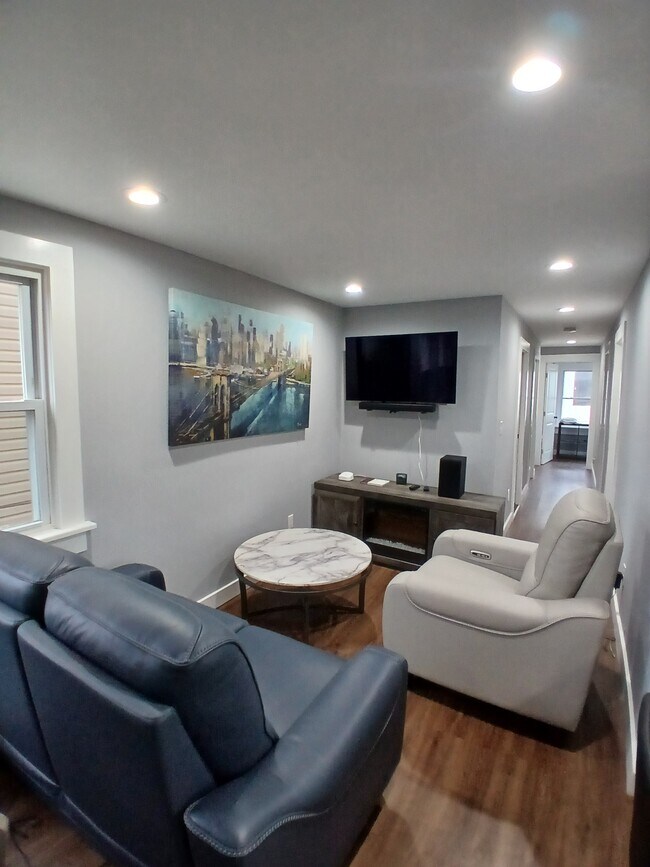 17 Thomas St, Unit 1 in Bloomfield, NJ - Foto de edificio - Building Photo