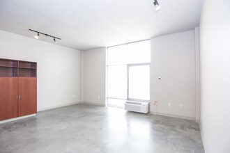 Lofts in the heart of downtown. in Lawrence, KS - Foto de edificio - Interior Photo