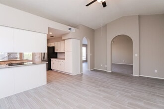 8014 W Aster Dr in Peoria, AZ - Foto de edificio - Building Photo