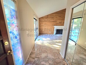 9 Mountain Cir in Lake Oswego, OR - Building Photo - Building Photo