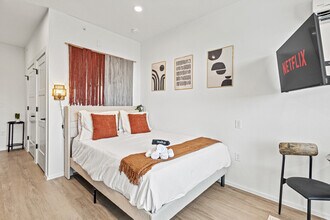 596 W 9th St in Dallas, TX - Foto de edificio - Building Photo