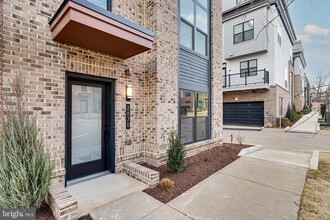 2070 Tysons Ridgeline Rd in Falls Church, VA - Foto de edificio - Building Photo