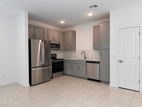 2819 W Red Fox Rd in Phoenix, AZ - Building Photo - Building Photo