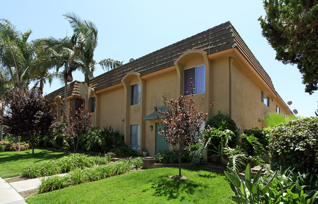 Palm Court Apartments in Anaheim, CA - Building Photo - Building Photo