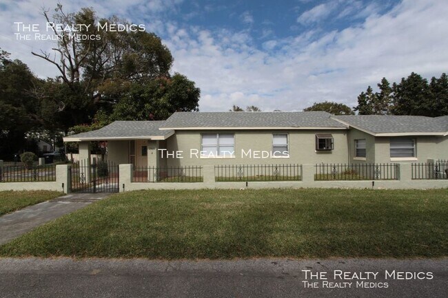 2431 S Brown Ave-Unit -Unit A in Orlando, FL - Foto de edificio - Building Photo