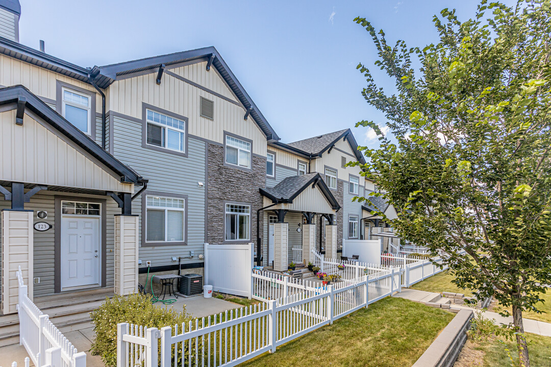 Mosaic Meadows in Edmonton, AB - Building Photo