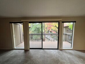 911 Fulton Ave, Unit #420 in Sacramento, CA - Foto de edificio - Building Photo