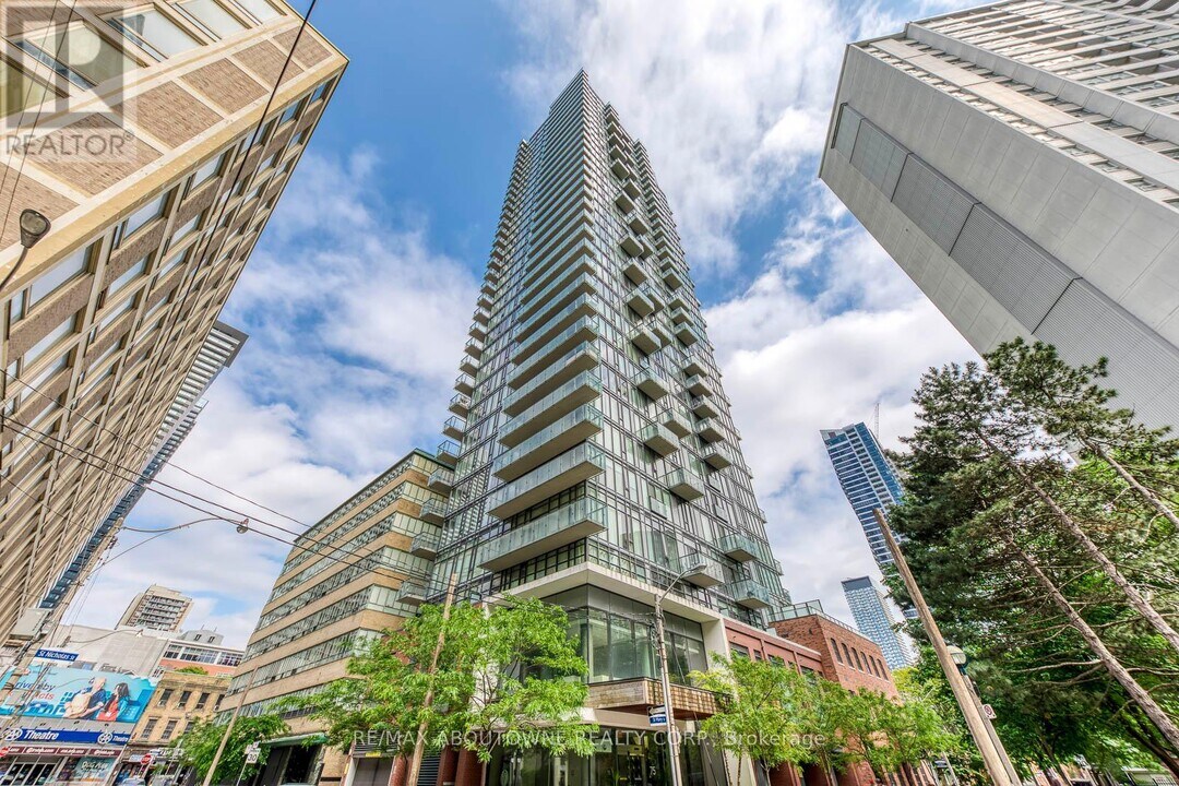 75-2975 St Nicholas St in Toronto, ON - Building Photo