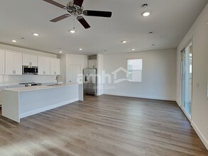 10512 Lagaspi Dr in Las Vegas, NV - Building Photo - Building Photo