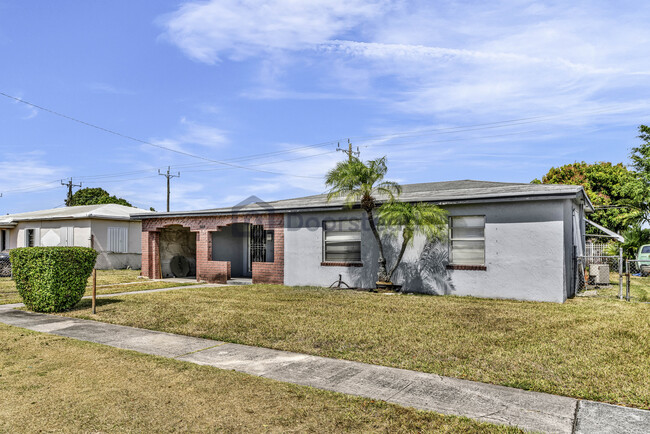 10835 Perry Dr in Miami, FL - Building Photo - Building Photo