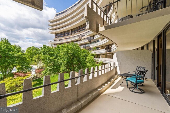 700 New Hampshire Ave NW in Washington, DC - Building Photo - Building Photo