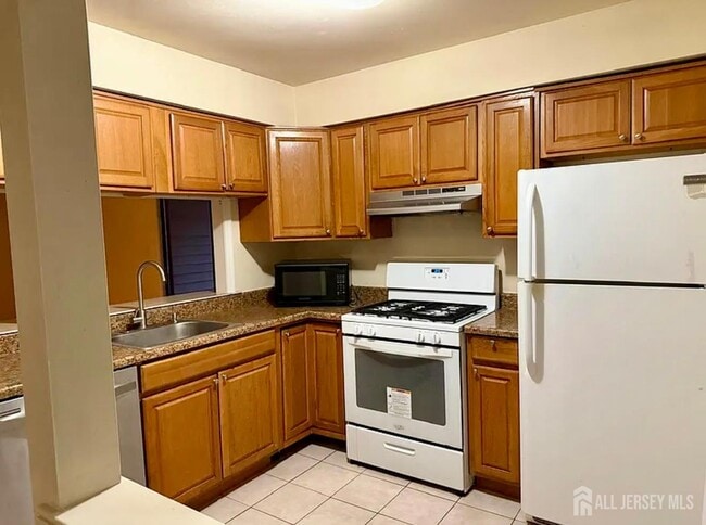 2202 Woodbridge Commons Way in Woodbridge Township, NJ - Building Photo - Building Photo